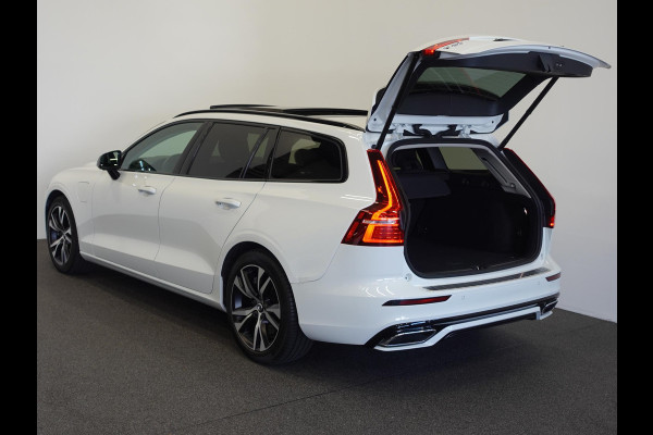 Volvo V60 2.0 T6 Recharge AWD R-Design Panoramadak Navigatie Apple Carplay/Android Auto Camera Parkeersensoren Stoel- en stuurverwarming Cruise Control Blind Spot Assist Virtual Cockpit Climate Control