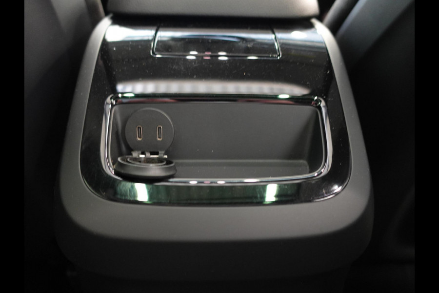 Volvo V60 2.0 T6 Recharge AWD R-Design Panoramadak Navigatie Apple Carplay/Android Auto Camera Parkeersensoren Stoel- en stuurverwarming Cruise Control Blind Spot Assist Virtual Cockpit Climate Control