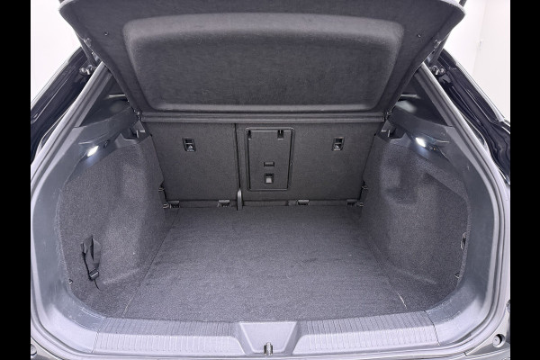 Volkswagen ID.4 First 82kWh SOH 93% Warmtepomp Trekhaak Camera Adap.Cruise Apple Carplay Android Auto Stuur+Stoelverwarming Navi Ecc Pdc Lmv 20" Led Wifi Voorruitverwarming DAB Isofix Verkeersbord detectie 1.000KG Trekgewicht 1e Eigenaar Dealeronderhouden
