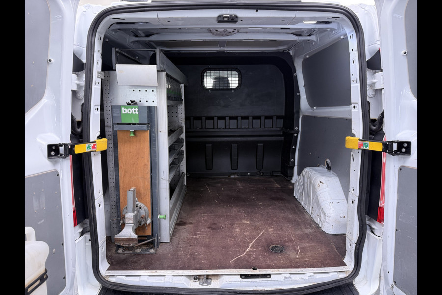 Ford Transit Custom 300 2.0TDCI 130PK Dubbele Cabine L2H1 Trekhaak Navi Camera Airco Cruise Control Pdc Trend DC Schuifdeur Betonplex Vloer Wandbetimmering Bott Inbouwkast Lane Assist 2.800KG Trekgewicht 1e Eigenaar
