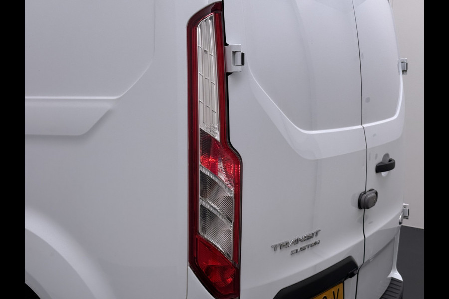 Ford Transit Custom 300 2.0TDCI 130PK Dubbele Cabine L2H1 Trekhaak Navi Camera Airco Cruise Control Pdc Trend DC Schuifdeur Betonplex Vloer Wandbetimmering Bott Inbouwkast Lane Assist 2.800KG Trekgewicht 1e Eigenaar