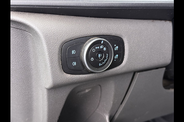 Ford Transit Custom 300 2.0TDCI 130PK Dubbele Cabine L2H1 Trekhaak Navi Camera Airco Cruise Control Pdc Trend DC Schuifdeur Betonplex Vloer Wandbetimmering Bott Inbouwkast Lane Assist 2.800KG Trekgewicht 1e Eigenaar