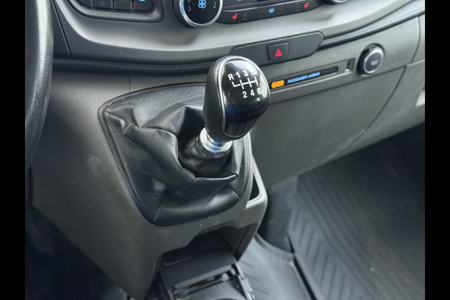 Ford Transit Custom 300 2.0TDCI 130PK Dubbele Cabine L2H1 Trekhaak Navi Camera Airco Cruise Control Pdc Trend DC Schuifdeur Betonplex Vloer Wandbetimmering Bott Inbouwkast Lane Assist 2.800KG Trekgewicht 1e Eigenaar