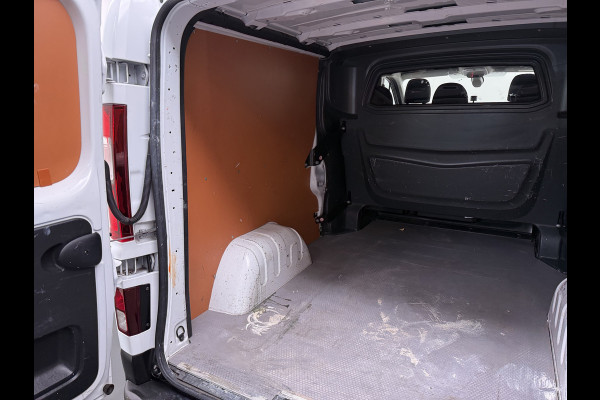 Renault Trafic 2.0 dCi 120 T29 L2H1 Dubbele Cabine Trekhaak Camera Navi Ecc Cruise Control Pdc DAB Business Euro 6 Betonplex Vloer Wandbetimmering Regen-Lichtsensor 2.000kg Trekgewicht 1e Eigenaar 5-Persoons