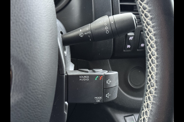 Renault Trafic 2.0 dCi 120 T29 L2H1 Dubbele Cabine Trekhaak Camera Navi Ecc Cruise Control Pdc DAB Business Euro 6 Betonplex Vloer Wandbetimmering Regen-Lichtsensor 2.000kg Trekgewicht 1e Eigenaar 5-Persoons