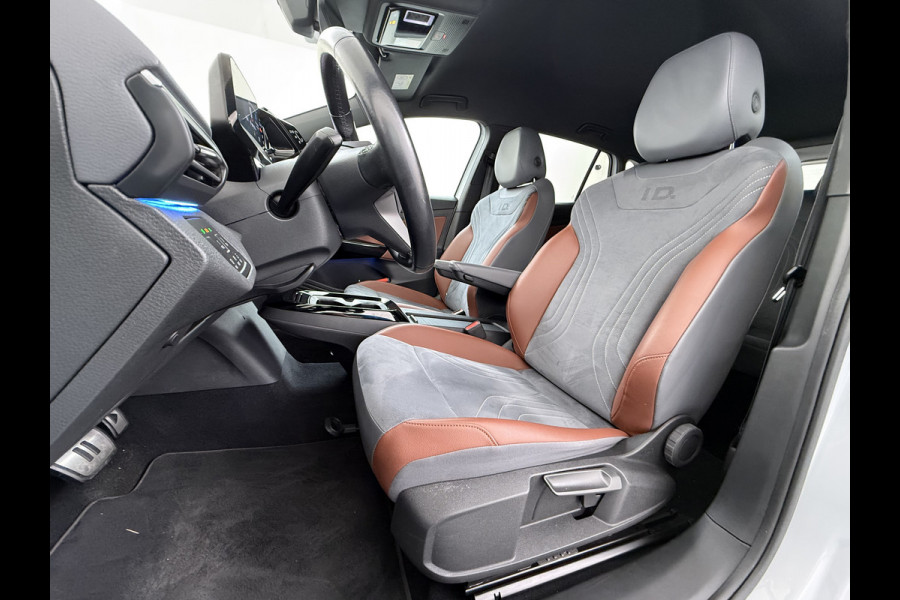 Volkswagen ID.4 First 82kWh SOH 90% Warmtepomp Trekhaak Camera Adap.Cruise Apple Carplay Android Auto Stuur+Stoelverwarming Navi Ecc Pdc Lmv 20" Led Wifi Voorruitverwarming DAB Isofix Verkeersbord detectie 1.000KG Trekgewicht 1e Eigenaar Dealeronderhouden