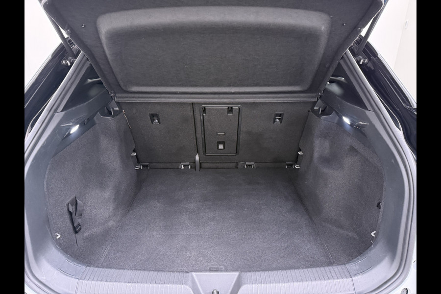 Volkswagen ID.4 First 82kWh SOH 90% Warmtepomp Trekhaak Camera Adap.Cruise Apple Carplay Android Auto Stuur+Stoelverwarming Navi Ecc Pdc Lmv 20" Led Wifi Voorruitverwarming DAB Isofix Verkeersbord detectie 1.000KG Trekgewicht 1e Eigenaar Dealeronderhouden
