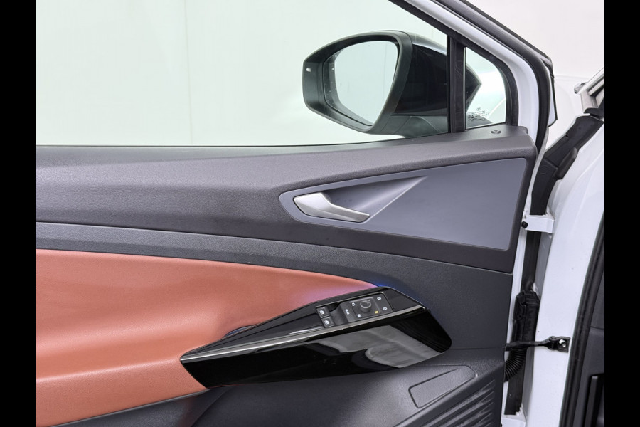 Volkswagen ID.4 First 82kWh SOH 90% Warmtepomp Trekhaak Camera Adap.Cruise Apple Carplay Android Auto Stuur+Stoelverwarming Navi Ecc Pdc Lmv 20" Led Wifi Voorruitverwarming DAB Isofix Verkeersbord detectie 1.000KG Trekgewicht 1e Eigenaar Dealeronderhouden