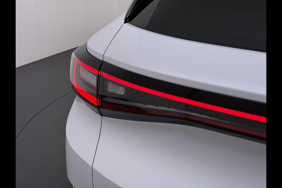 Volkswagen ID.4 First 82kWh SOH 90% Warmtepomp Trekhaak Camera Adap.Cruise Apple Carplay Android Auto Stuur+Stoelverwarming Navi Ecc Pdc Lmv 20" Led Wifi Voorruitverwarming DAB Isofix Verkeersbord detectie 1.000KG Trekgewicht 1e Eigenaar Dealeronderhouden