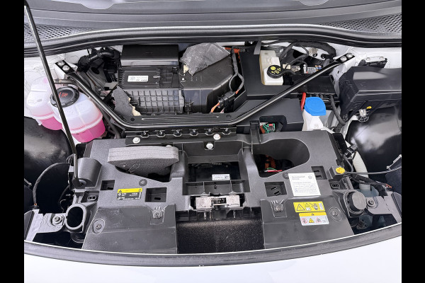 Volkswagen ID.4 First 82kWh SOH 90% Warmtepomp Trekhaak Camera Adap.Cruise Apple Carplay Android Auto Stuur+Stoelverwarming Navi Ecc Pdc Lmv 20" Led Wifi Voorruitverwarming DAB Isofix Verkeersbord detectie 1.000KG Trekgewicht 1e Eigenaar Dealeronderhouden