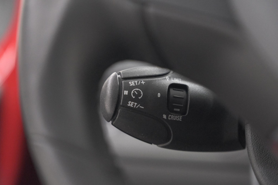 Peugeot 2008 PureTech 110 EAT6 Active | Camera | Apple CarPlay | Parkeersensoren