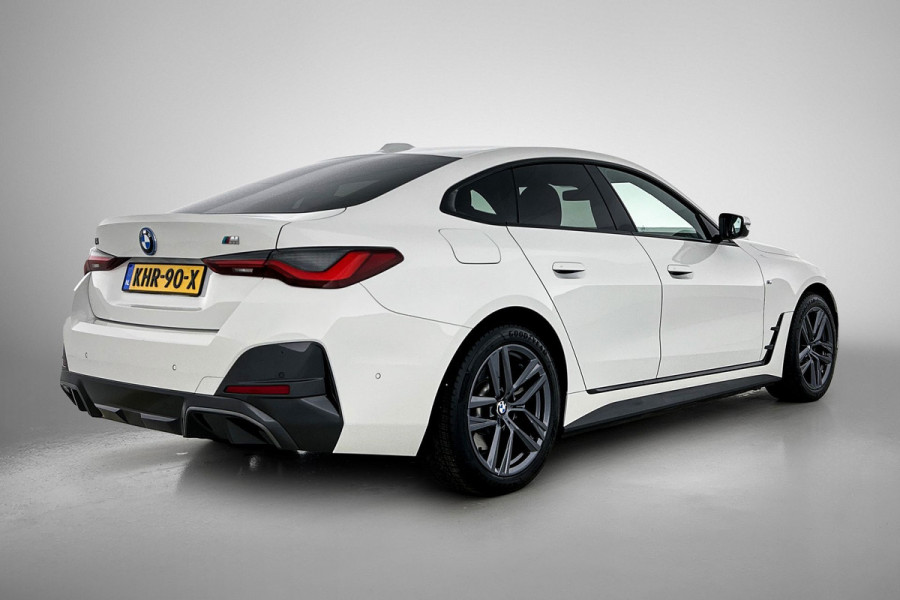 BMW i4 EDrive35 70 kWh M-sportpakket (1e Eig, Dealer OnderH, Navi Pro, Camera, Carplay, Addapt Cruise, StoelV, PDC V+A, Etc)