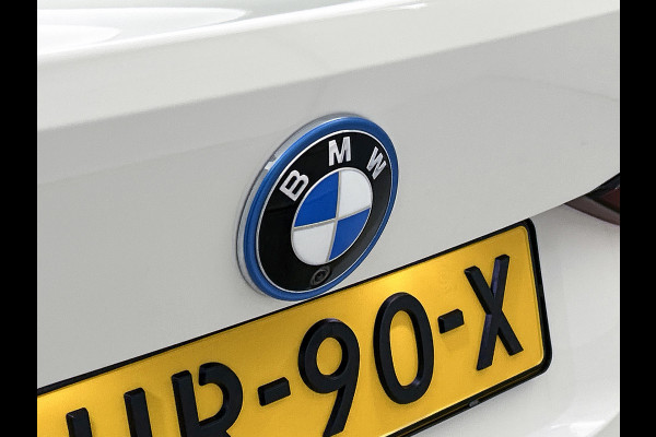 BMW i4 EDrive35 70 kWh M-sportpakket (1e Eig, Dealer OnderH, Navi Pro, Camera, Carplay, Addapt Cruise, StoelV, PDC V+A, Etc)