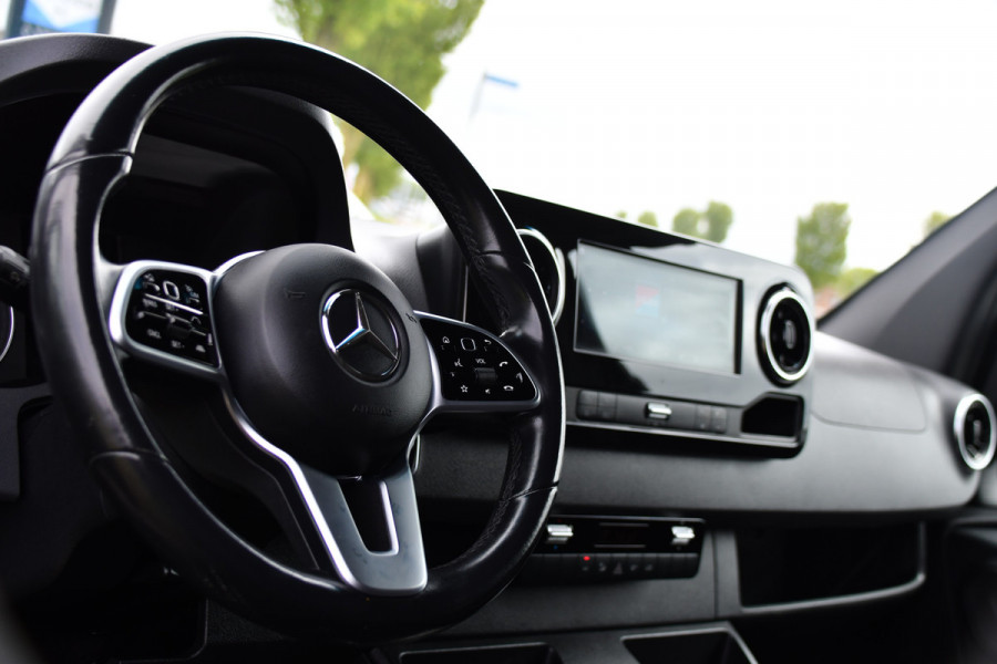 Mercedes-Benz Sprinter 319 3.0 CDI L2H2 Black Edition Adaptieve Cruise, Camera, Carplay, 10,5'' Mbux, LED, Stoelverwarming, Geveerde stoel, Trekhaak, Uniek!