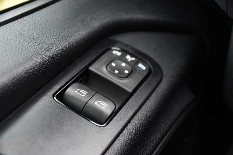 Mercedes-Benz Sprinter 319 3.0 CDI L2H2 Black Edition Adaptieve Cruise, Camera, Carplay, 10,5'' Mbux, LED, Stoelverwarming, Geveerde stoel, Trekhaak, Uniek!