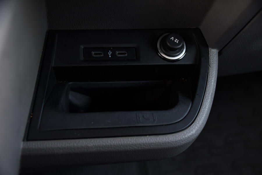 Volkswagen Transporter 2.0 TDI L1H1 30 Bulli Virtual, Adaptieve Cruise, Camera, Carplay, 199pk, Automaat, Trekhaak, LED, Stoelverwarming, Trekhaak, Uniek!