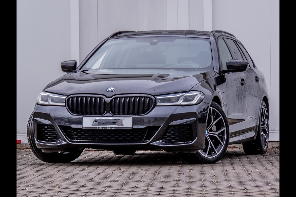 BMW 5 Serie Touring 530e xDrive M-SPORT ** LASER, LEDER, PANORAMA, TREKH, SOPHISTO GRAU ** € 35.000,= onder NP - 1e EIG ** ** INFORMEER OOK NAAR ONZE AANTREKKELIJKE FINANCIAL-LEASE TARIEVEN **