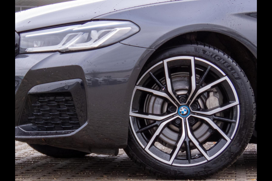 BMW 5 Serie Touring 530e xDrive M-SPORT ** LASER, LEDER, PANORAMA, TREKH, SOPHISTO GRAU ** € 35.000,= onder NP - 1e EIG ** ** INFORMEER OOK NAAR ONZE AANTREKKELIJKE FINANCIAL-LEASE TARIEVEN **