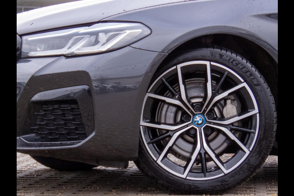 BMW 5 Serie Touring 530e xDrive M-SPORT ** LASER, LEDER, PANORAMA, TREKH, SOPHISTO GRAU ** € 35.000,= onder NP - 1e EIG ** ** INFORMEER OOK NAAR ONZE AANTREKKELIJKE FINANCIAL-LEASE TARIEVEN **