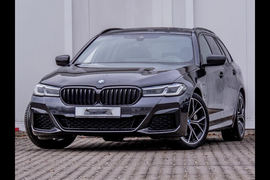 BMW 5 Serie Touring 530e xDrive M-SPORT ** LASER, LEDER, PANORAMA, TREKH, SOPHISTO GRAU ** € 35.000,= onder NP - 1e EIG ** ** INFORMEER OOK NAAR ONZE AANTREKKELIJKE FINANCIAL-LEASE TARIEVEN **