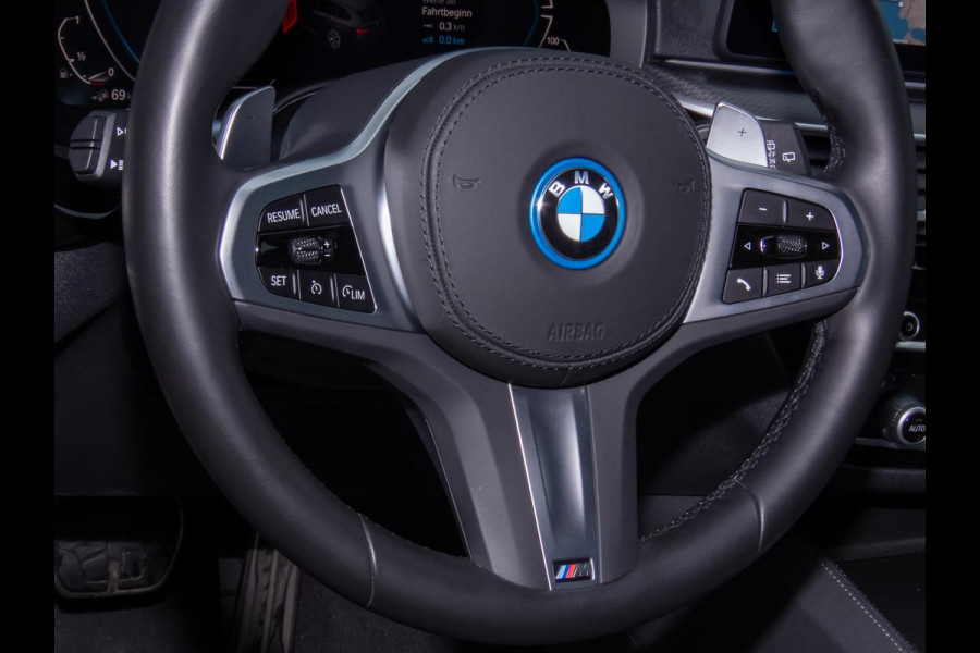 BMW 5 Serie Touring 530e xDrive M-SPORT ** LASER, LEDER, PANORAMA, TREKH, SOPHISTO GRAU ** € 35.000,= onder NP - 1e EIG ** ** INFORMEER OOK NAAR ONZE AANTREKKELIJKE FINANCIAL-LEASE TARIEVEN **