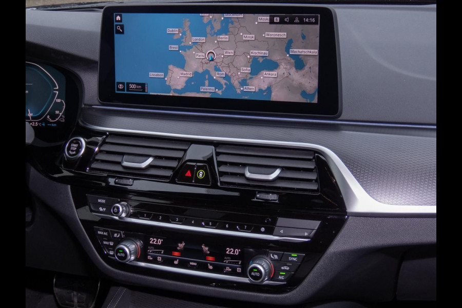 BMW 5 Serie Touring 530e xDrive M-SPORT ** LASER, LEDER, PANORAMA, TREKH, SOPHISTO GRAU ** € 35.000,= onder NP - 1e EIG ** ** INFORMEER OOK NAAR ONZE AANTREKKELIJKE FINANCIAL-LEASE TARIEVEN **