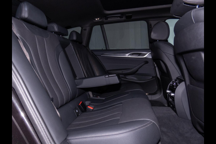 BMW 5 Serie Touring 530e xDrive M-SPORT ** LASER, LEDER, PANORAMA, TREKH, SOPHISTO GRAU ** € 35.000,= onder NP - 1e EIG ** ** INFORMEER OOK NAAR ONZE AANTREKKELIJKE FINANCIAL-LEASE TARIEVEN **