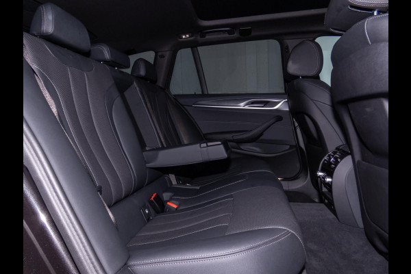 BMW 5 Serie Touring 530e xDrive M-SPORT ** LASER, LEDER, PANORAMA, TREKH, SOPHISTO GRAU ** € 35.000,= onder NP - 1e EIG ** ** INFORMEER OOK NAAR ONZE AANTREKKELIJKE FINANCIAL-LEASE TARIEVEN **
