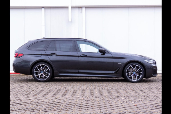 BMW 5 Serie Touring 530e xDrive M-SPORT ** LASER, LEDER, PANORAMA, TREKH, SOPHISTO GRAU ** € 35.000,= onder NP - 1e EIG ** ** INFORMEER OOK NAAR ONZE AANTREKKELIJKE FINANCIAL-LEASE TARIEVEN **