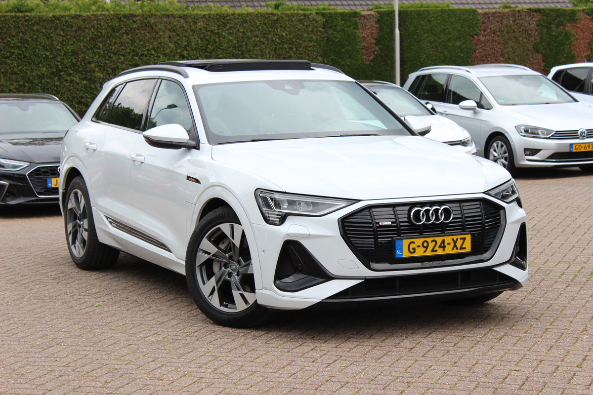 Audi e-tron e-tron 50 quattro Launch edition Black 71 kWh / SoH 92,6% / Panoramadak / Camera / 20'' / Luchtvering / ACC / CarPlay / Navigatie / Stoelverwarming