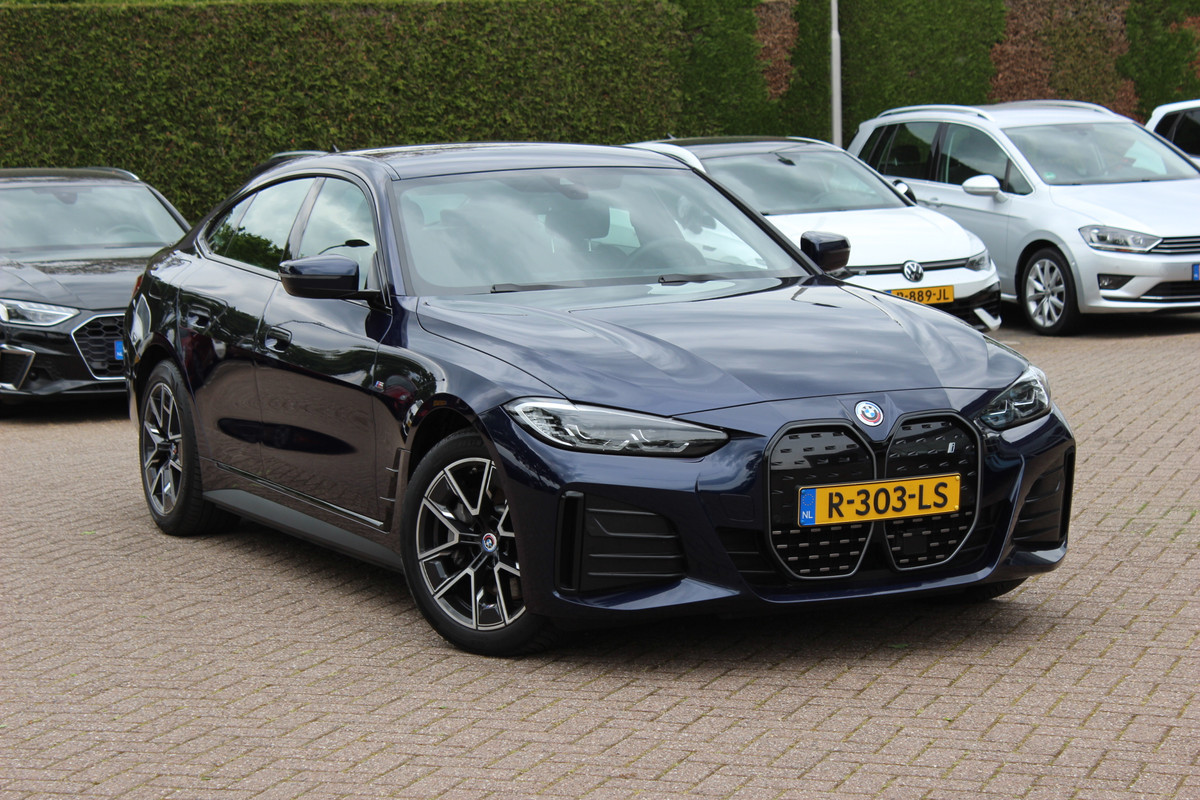 BMW i4 eDrive40 High Exe. M Sport 84 kWh / SoH 91,1% / Camera / Head-up / Leder&Alcantara / 18'' / Luchtvering / Sfeervrlichting / DAB / Stoelverwarming / Cruise Control