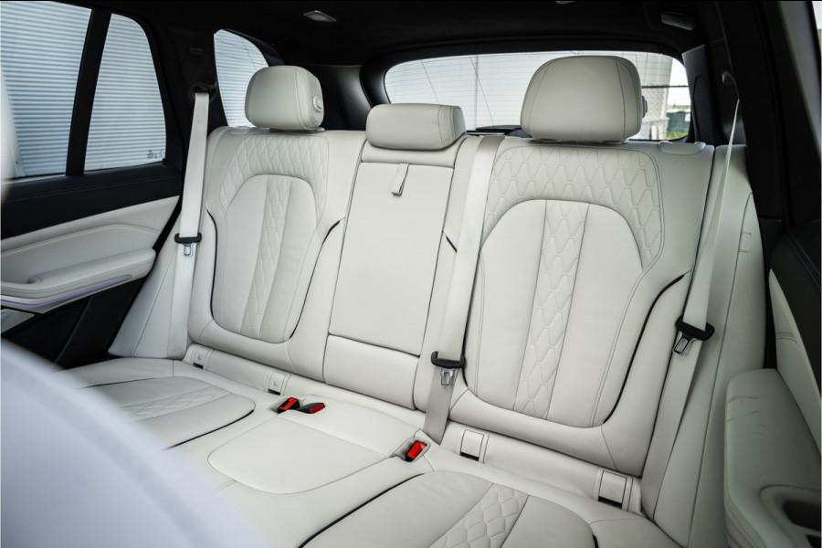 BMW X5 xDrive45e M-Sport Dravitgrau Skylounge / Bowers & Wilkins / Achteras sturing / Individual / Alcantara Hemel /