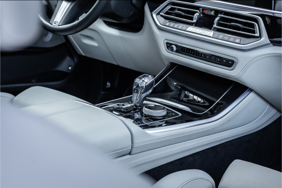 BMW X5 xDrive45e M-Sport Dravitgrau Skylounge / Bowers & Wilkins / Achteras sturing / Individual / Alcantara Hemel /