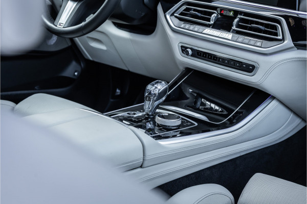 BMW X5 xDrive45e M-Sport Dravitgrau Skylounge / Bowers & Wilkins / Achteras sturing / Individual / Alcantara Hemel /