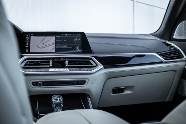 BMW X5 xDrive45e M-Sport Dravitgrau Skylounge / Bowers & Wilkins / Achteras sturing / Individual / Alcantara Hemel /