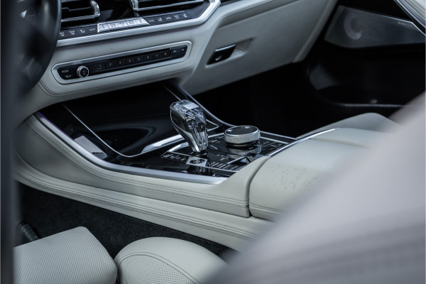 BMW X5 xDrive45e M-Sport Dravitgrau Skylounge / Bowers & Wilkins / Achteras sturing / Individual / Alcantara Hemel /