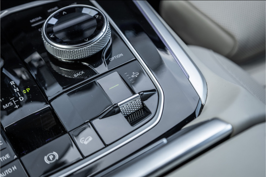 BMW X5 xDrive45e M-Sport Dravitgrau Skylounge / Bowers & Wilkins / Achteras sturing / Individual / Alcantara Hemel /