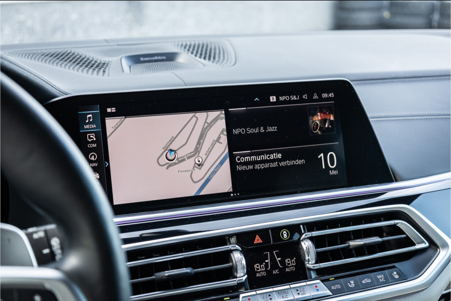 BMW X5 xDrive45e M-Sport Dravitgrau Skylounge / Bowers & Wilkins / Achteras sturing / Individual / Alcantara Hemel /