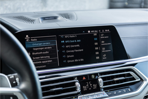 BMW X5 xDrive45e M-Sport Dravitgrau Skylounge / Bowers & Wilkins / Achteras sturing / Individual / Alcantara Hemel /