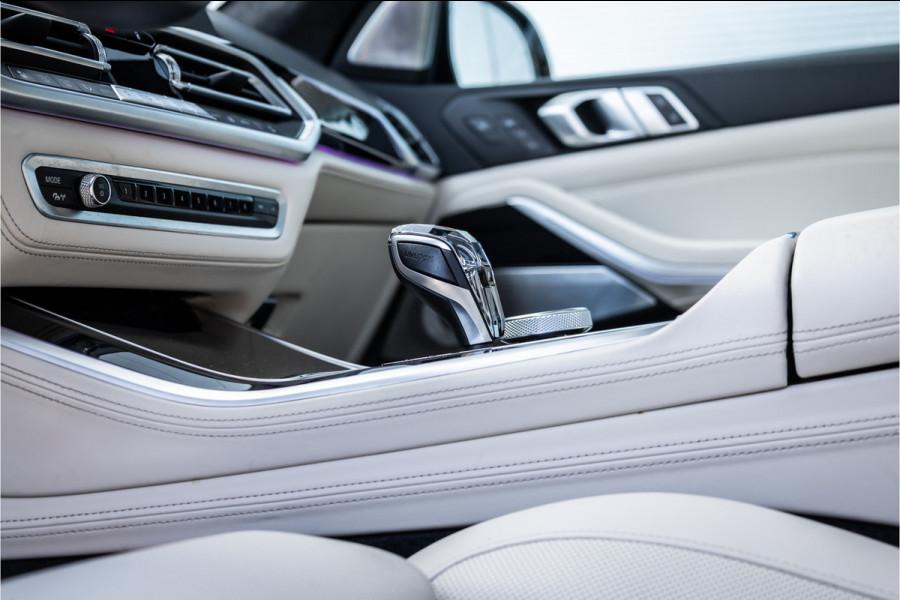 BMW X5 xDrive45e M-Sport Dravitgrau Skylounge / Bowers & Wilkins / Achteras sturing / Individual / Alcantara Hemel /