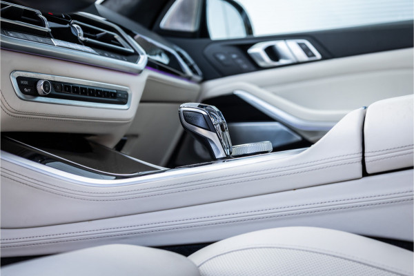 BMW X5 xDrive45e M-Sport Dravitgrau Skylounge / Bowers & Wilkins / Achteras sturing / Individual / Alcantara Hemel /