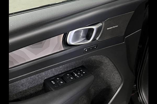 Volvo XC40 Ultimate Dark Open dak | Adapt. cruise | 360 camera | Stuur-/stoelverwarming | Harman/Kardon | Memory | Carplay