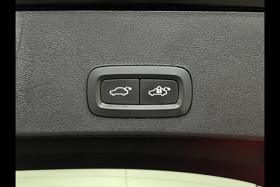 Volvo XC40 Ultimate Dark Open dak | Adapt. cruise | 360 camera | Stuur-/stoelverwarming | Harman/Kardon | Memory | Carplay
