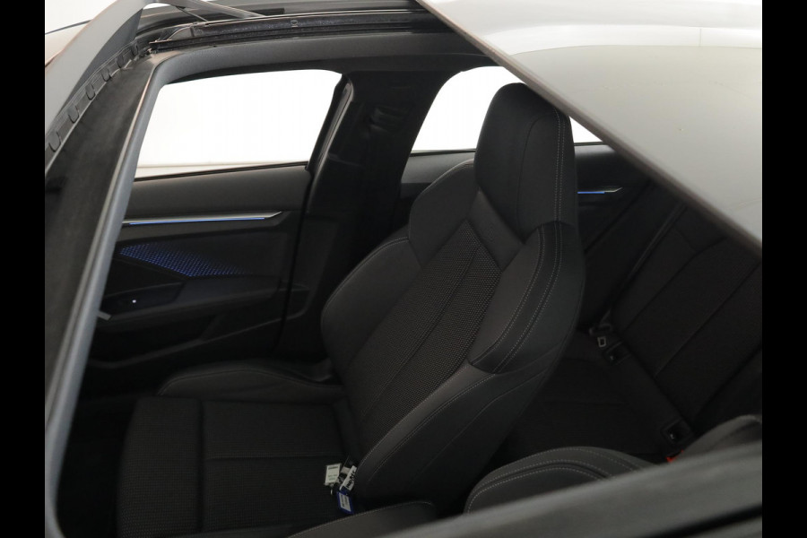 Audi A3 Sportback 45 TFSI e S edition Competition 272 pk S-tronic | Verlengde garantie | Navigatie | Panoramadak | Parkeersensoren (Park assist) | Achteruitrijcamera | S-Line |