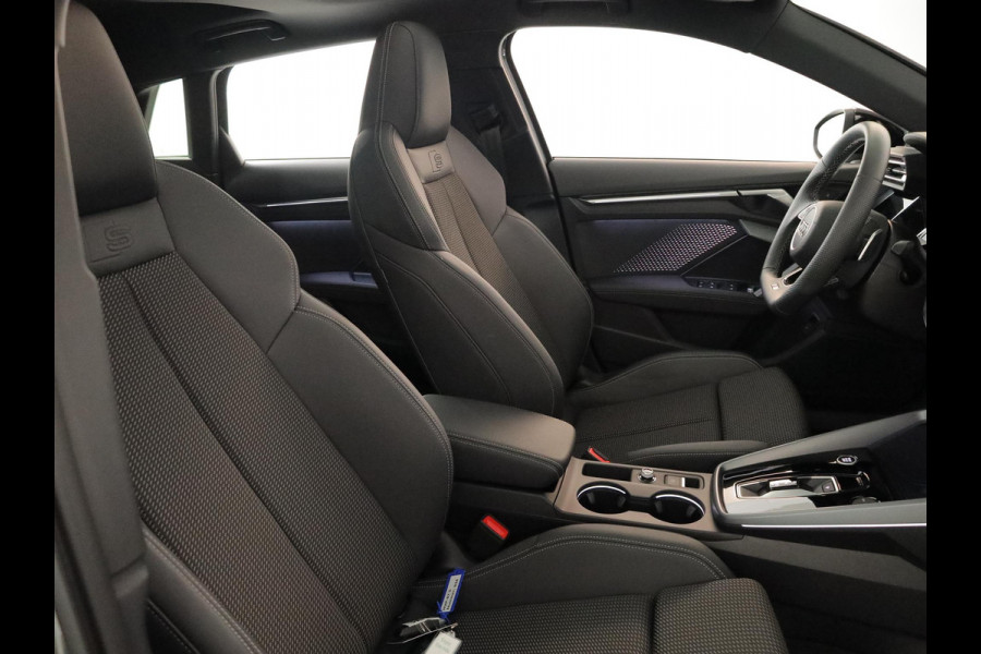 Audi A3 Sportback 45 TFSI e S edition Competition 272 pk S-tronic | Verlengde garantie | Navigatie | Panoramadak | Parkeersensoren (Park assist) | Achteruitrijcamera | S-Line |