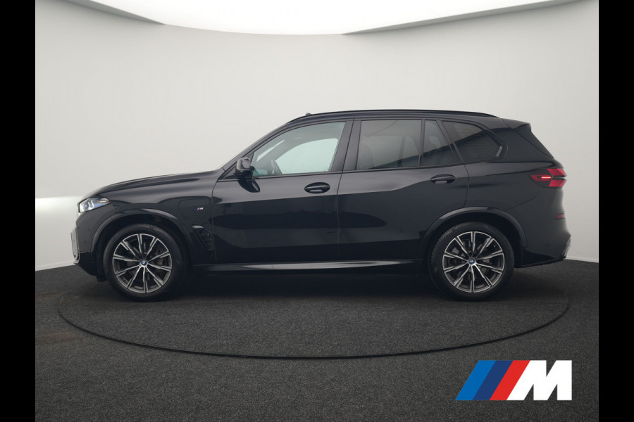 BMW X5 xDrive50e M Sport PHEV 490pk Dealer O.H. | Panodak | Luchtvering | Adaptive Cruise | Head Up | 360 Camera | Harman / Kardon | Lederen Sportstoelen Memory & Verwarmd | Sfeerverlichting | Apple Carplay | Keyless | Blis | 20"L.M | Plug