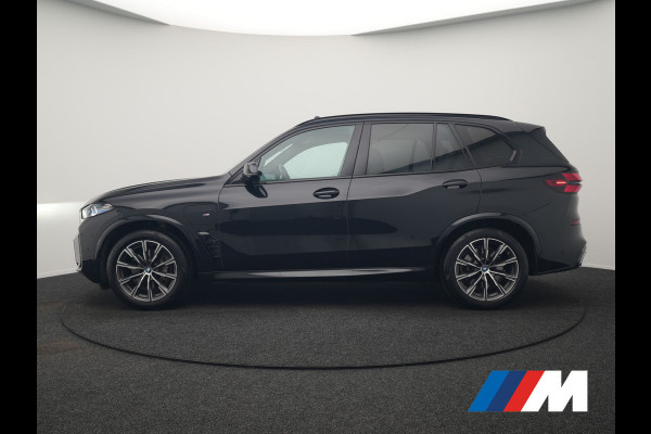 BMW X5 xDrive50e M Sport PHEV 490pk Dealer O.H. | Panodak | Luchtvering | Adaptive Cruise | Head Up | 360 Camera | Harman / Kardon | Lederen Sportstoelen Memory & Verwarmd | Sfeerverlichting | Apple Carplay | Keyless | Blis | 20"L.M | Plug
