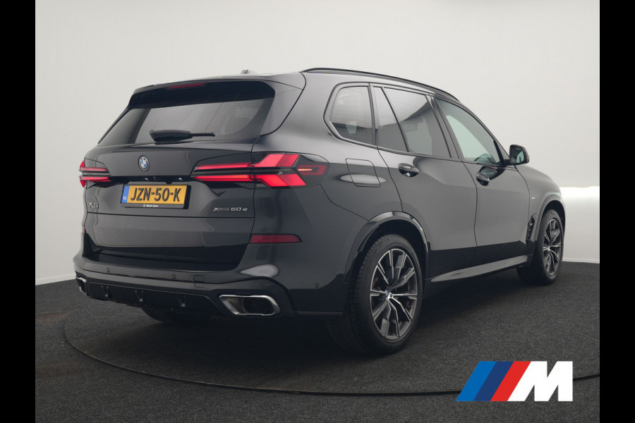 BMW X5 xDrive50e M Sport PHEV 490pk Dealer O.H. | Panodak | Luchtvering | Adaptive Cruise | Head Up | 360 Camera | Harman / Kardon | Lederen Sportstoelen Memory & Verwarmd | Sfeerverlichting | Apple Carplay | Keyless | Blis | 20"L.M | Plug