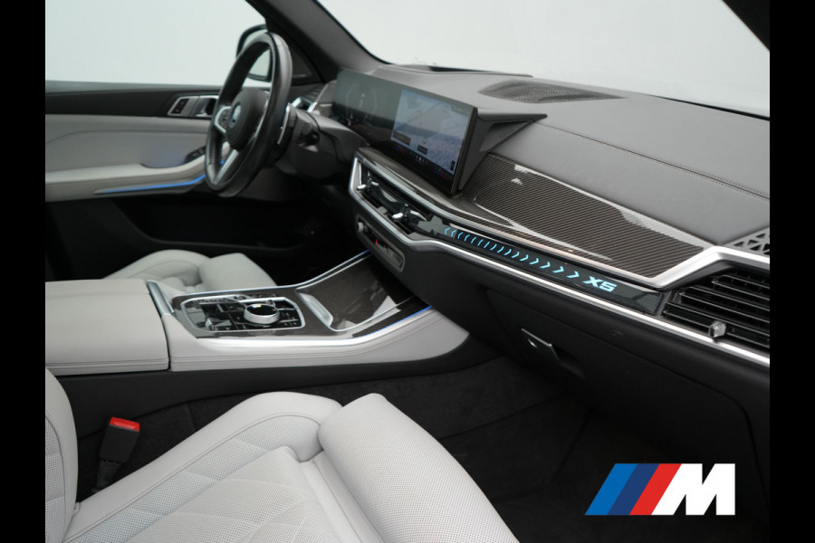 BMW X5 xDrive50e M Sport PHEV 490pk Dealer O.H. | Panodak | Luchtvering | Adaptive Cruise | Head Up | 360 Camera | Harman / Kardon | Lederen Sportstoelen Memory & Verwarmd | Sfeerverlichting | Apple Carplay | Keyless | Blis | 20"L.M | Plug
