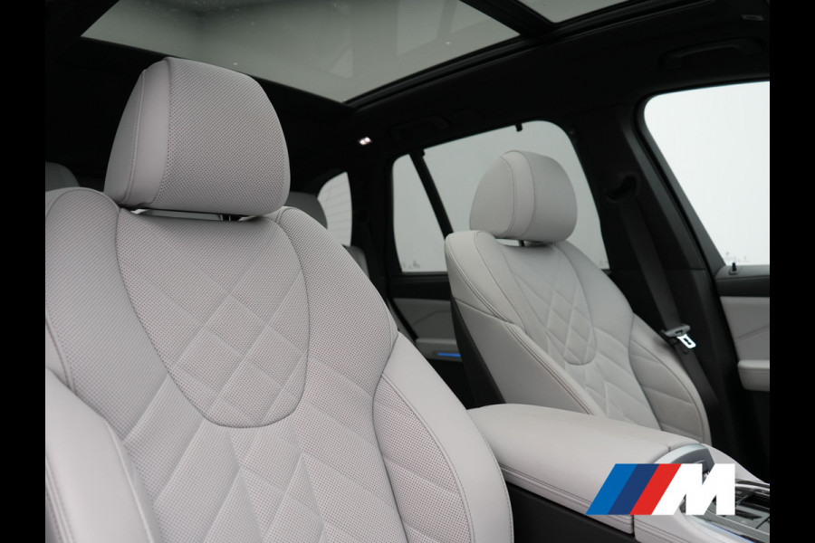 BMW X5 xDrive50e M Sport PHEV 490pk Dealer O.H. | Panodak | Luchtvering | Adaptive Cruise | Head Up | 360 Camera | Harman / Kardon | Lederen Sportstoelen Memory & Verwarmd | Sfeerverlichting | Apple Carplay | Keyless | Blis | 20"L.M | Plug